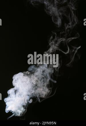 Weißer Rauch auf schwarzem Hintergrund Stockfoto