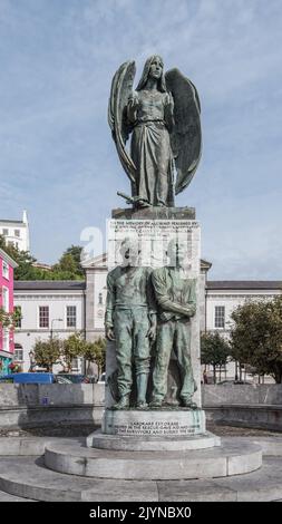 Das Lusitania Memorial, bekannt als Peace Memorial, befindet sich am Casement Square in Cobh, County Cork, Irland. Das Schiff wurde am 7.. Mai torpediert !915. Stockfoto