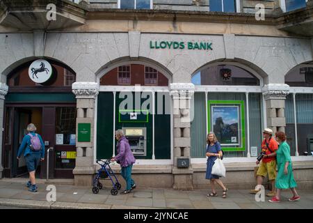 Totnes, South Devon, Großbritannien. 25.. Juli 2022. Lloyds Bank in der Totnes High Street. Quelle: Maureen McLean/Alamy Stockfoto