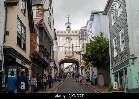 Totnes, South Devon, Großbritannien. 25.. Juli 2022. Der Uhrturm in der Totnes High Street. Quelle: Maureen McLean/Alamy Stockfoto