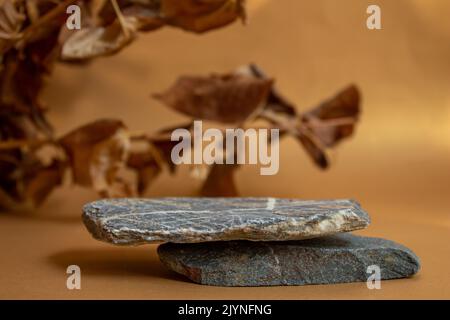 Kosmetisches Hintergrundfoto. Steinpodium für Parfüm und Kosmetikprodukte. Leere Vitrine. Stockfoto