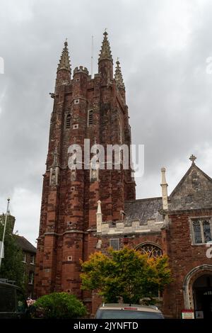 Totnes, South Devon, Großbritannien. 25.. Juli 2022. St. Mary's Church im Stadtzentrum von Totnes. Quelle: Maureen McLean/Alamy Stockfoto