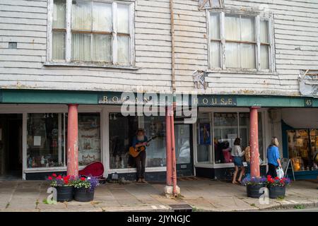 Totnes, South Devon, Großbritannien. 25.. Juli 2022. Einige der alten Gebäudefassaden in der Totnes High Street. Quelle: Maureen McLean/Alamy Stockfoto