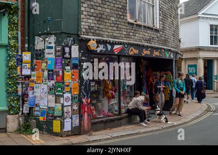 Totnes, South Devon, Großbritannien. 25.. Juli 2022. Einige der alten Gebäudefassaden in der Totnes High Street. Quelle: Maureen McLean/Alamy Stockfoto