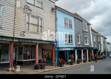 Totnes, South Devon, Großbritannien. 25.. Juli 2022. Einige der alten Gebäudefassaden in der Totnes High Street. Quelle: Maureen McLean/Alamy Stockfoto