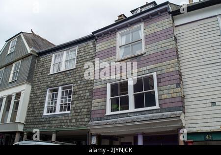 Totnes, South Devon, Großbritannien. 25.. Juli 2022. Einige der alten Gebäudefassaden in der Totnes High Street. Quelle: Maureen McLean/Alamy Stockfoto