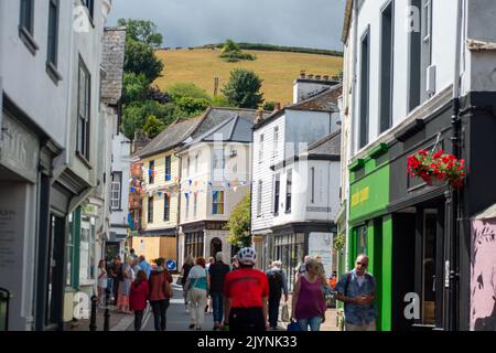 Totnes, South Devon, Großbritannien. 25.. Juli 2022. Touristen und Einheimische in der Totnes High Street. Quelle: Maureen McLean/Alamy Stockfoto