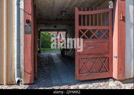 Freilichtmuseum Old Linköping im Frühherbst in Schweden. Hier wurden historische Gebäude verlegt, als das Zentrum von Linköping modernisiert wurde. Stockfoto