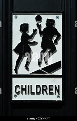 Totnes, South Devon, Großbritannien. 25.. Juli 2022. Eine altmodische Kinder spielen Schild in Totnes. Quelle: Maureen McLean/Alamy Stockfoto