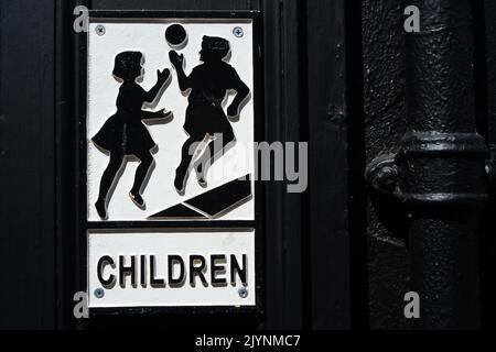 Totnes, South Devon, Großbritannien. 25.. Juli 2022. Eine altmodische Kinder spielen Schild in Totnes. Quelle: Maureen McLean/Alamy Stockfoto