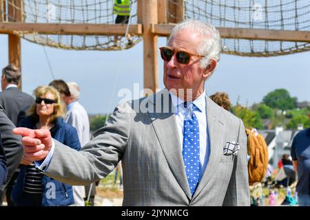 DATEI: Poundbury, Dorset, Großbritannien. 8.. September 2022. Aktenbild von Prinz Charles, Prinz von Wales, am 6.. Mai 2022 in Poundbury in Dorset. Die Gesundheit von Königin Elizabeth II. Ist rückläufig und Prinz Charles wird bei ihrem Tod König werden. Bildnachweis: Graham Hunt/Alamy Live News Stockfoto