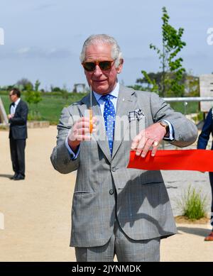 DATEI: Poundbury, Dorset, Großbritannien. 8.. September 2022. Aktenbild von Prinz Charles, Prinz von Wales, am 6.. Mai 2022 in Poundbury in Dorset. Die Gesundheit von Königin Elizabeth II. Ist rückläufig und Prinz Charles wird bei ihrem Tod König werden. Bildnachweis: Graham Hunt/Alamy Live News Stockfoto