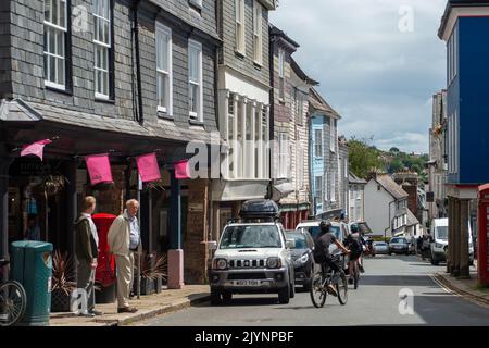 Totnes, South Devon, Großbritannien. 25.. Juli 2022. Alte Gebäude in der Totnes High Street. Quelle: Maureen McLean/Alamy Stockfoto