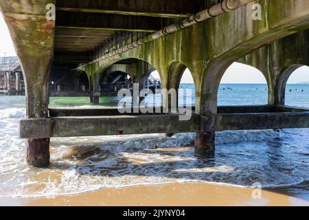 Blick unter dem Bournemouth Pier im Spätsommer, Dorset, England Stockfoto