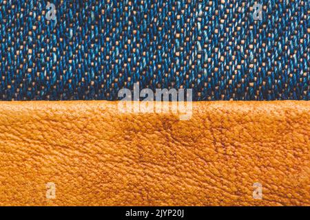 Nahaufnahme Ledertaschen an Jeans, Flagge der Ukraine Stockfoto