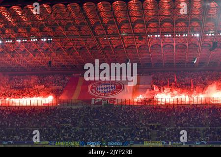 Mailand, Italien. 07. September 2022. Fußballfans von Bayern München beim UEFA Champions League-Spiel zwischen Inter und Bayern München bei Giuseppe Meazza in Mailand mit Pyrotechnik auf der Tribüne zu sehen. (Foto: Gonzales Photo/Alamy Live News Stockfoto