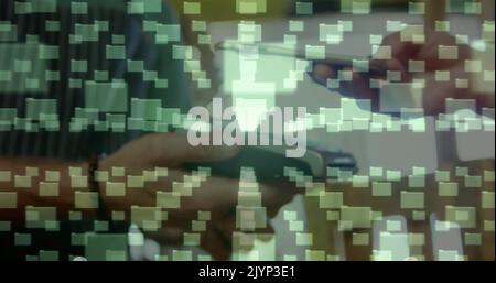 Bild eines Vorhängeschlosses für die Netzwerksicherheit über Personen, die ein Zahlungsterminal nutzen Stockfoto