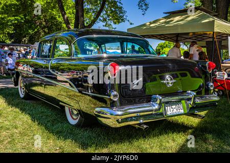 Falcon Heights, MN - 17. Juni 2022: Low-perspective-Rückseitenansicht eines bei einer lokalen Automobilausstellung. Stockfoto