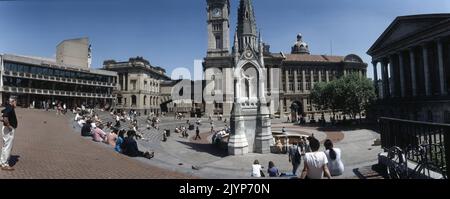 Ein Panorama-Objektiv Blick Chamberlain Square Birmingham Juni 1993. Das Zentrum ist das 140 Jahre alte Joseph Chamberlain Memorial. Auf der rechten Seite befindet sich das Rathaus und auf der linken Seite befindet sich die damals bestehende Zentralbibliothek mit der Birmingham Art Gallery and Museum mit der Old Ben Tower-Uhr, die das Council House hinten rechts überblickt. Stockfoto