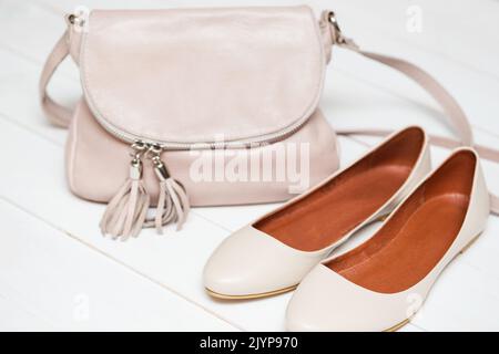 Cross-body Tasche und Schuhe auf weißem Hintergrund Stockfoto