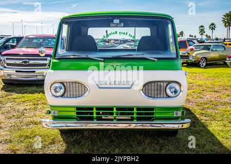 Daona Beach, FL - 24. November 2018: Vorderansicht eines Mercury Econoline Pickup Trucks 1964 auf einer lokalen Automshow. Stockfoto