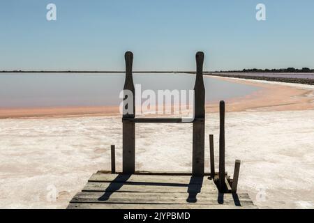 Roséfarbene Salzlagunen in der Nähe von Aigues Mortes in der Camargue im Südwesten Frankreichs Stockfoto