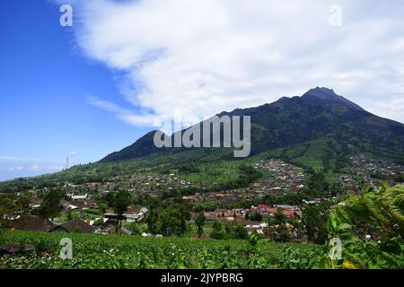 Dorf am Hang des Merapi Vulkans in Java Indonesien. Stockfoto