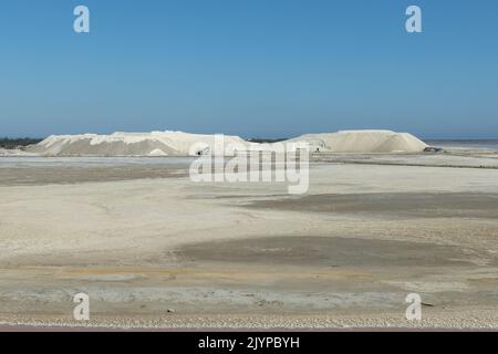 Salzhügel in der Nähe von Aigues Mortes in der Camargue im Südwesten Frankreichs Stockfoto
