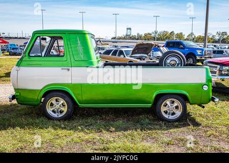 Daona Beach, FL - 24. November 2018: Seitenansicht eines Mercury Econoline Pickup Trucks aus dem Jahr 1964 auf einer lokalen Automshow. Stockfoto