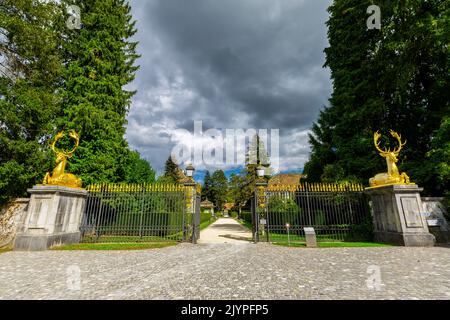 Der barocke Eingang zum Wenkenpark in Riehen, der von zwei vergoldeten Hirschen bewacht wird, die dem französischen Bildhauer Jean Goujon (XVI. Jahrhundert), Basel-Stadt c, nachempfunden sind Stockfoto