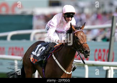 Polly Pott riden von Jockey Daniel Tudhope gewinnt die Cazoo May Hill Stakes während des Cazoo St Leger Festivals auf der Doncaster Racecourse. Bilddatum: Donnerstag, 8. September 2022. Stockfoto