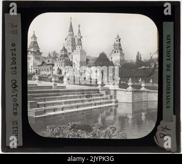 Das Garnier Opera House in Paris verfügt über eine große Inneneinrichtung, wobei das große Foyer eines der bekanntesten Räume ist. Das Foyer ist bekannt für sein üppiges Design mit Marmorsäulen, Kronleuchtern und aufwändiger Einrichtung. Es repräsentiert die Opulenz der französischen Architektur des 19. Jahrhunderts und dient als Symbol der Pariser kulturellen Pracht. Stockfoto
