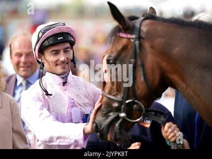 Der Jockey Daniel Tudhope feiert den Gewinn der Cazoo May Hill Stakes mit dem Pferd Polly Pott während des Cazoo St Leger Festivals auf der Doncaster Racecourse. Bilddatum: Donnerstag, 8. September 2022. Stockfoto