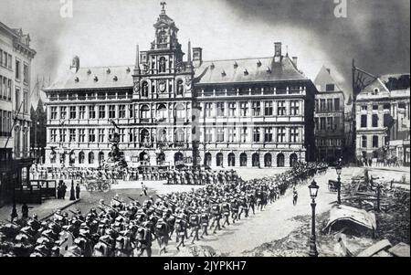 Am 9.. Oktober 1914, in den frühen Stadien des Ersten Weltkriegs, marschieren deutsche Infanteristen in Antwerpen am Rathaus vorbei. Stockfoto