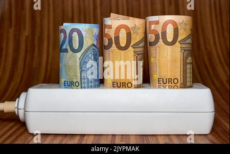 Steckdose mit 50 Euro Rechnung. Steigende Strompreise und kostenintensives Energiekonzept für Familien und Unternehmen. Stockfoto