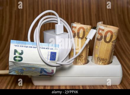 Steckdose mit 50 Euro Rechnung. Steigende Strompreise und kostenintensives Energiekonzept für Familien und Unternehmen. Stockfoto
