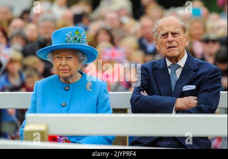 DATEI: Poundbury, Dorset, Großbritannien. 8.. September 2022. Filebild von HM Queen Elizabeth II. In Poundbury in Dorset sitzend von Prinz Phillip, dem Herzog von Edinburgh, am 27.. Oktober 2016 zur Enthüllung der Statue der Königin Mutter. Die Gesundheit von Königin Elizabeth II. Ist rückläufig, und Prinz Charles wird nach ihrem Tod König werden. Bildnachweis: Graham Hunt/Alamy Live News Stockfoto