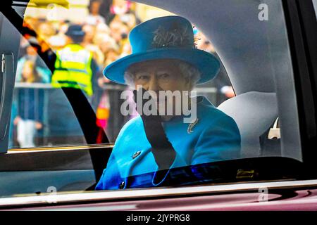 DATEI: Poundbury, Dorset, Großbritannien. 8.. September 2022. Filebild von HM Queen Elizabeth II. In Poundbury in Dorset am 27.. Oktober 2016 zur Enthüllung der Statue der Queen Mother. Die Gesundheit von Königin Elizabeth II. Ist rückläufig, und Prinz Charles wird nach ihrem Tod König werden. Bildnachweis: Graham Hunt/Alamy Live News Stockfoto