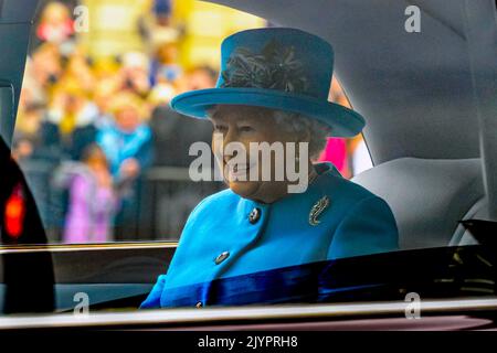 DATEI: Poundbury, Dorset, Großbritannien. 8.. September 2022. Filebild von HM Queen Elizabeth II. In Poundbury in Dorset am 27.. Oktober 2016 zur Enthüllung der Statue der Queen Mother. Die Gesundheit von Königin Elizabeth II. Ist rückläufig, und Prinz Charles wird nach ihrem Tod König werden. Bildnachweis: Graham Hunt/Alamy Live News Stockfoto