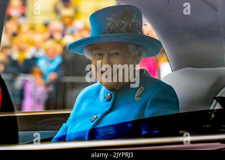 DATEI: Poundbury, Dorset, Großbritannien. 8.. September 2022. Filebild von HM Queen Elizabeth II. In Poundbury in Dorset am 27.. Oktober 2016 zur Enthüllung der Statue der Queen Mother. Die Gesundheit von Königin Elizabeth II. Ist rückläufig, und Prinz Charles wird nach ihrem Tod König werden. Bildnachweis: Graham Hunt/Alamy Live News Stockfoto