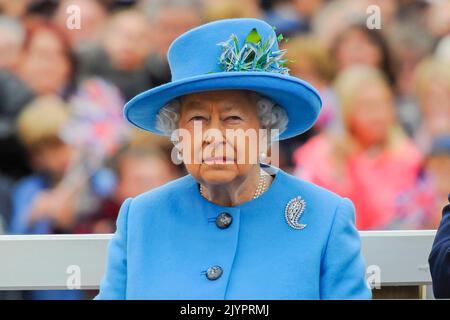 DATEI: Poundbury, Dorset, Großbritannien. 8.. September 2022. Filebild von HM Queen Elizabeth II. In Poundbury in Dorset am 27.. Oktober 2016 zur Enthüllung der Statue der Queen Mother. Die Gesundheit von Königin Elizabeth II. Ist rückläufig, und Prinz Charles wird nach ihrem Tod König werden. Bildnachweis: Graham Hunt/Alamy Live News Stockfoto