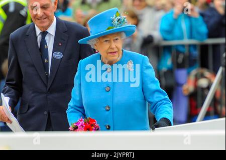 DATEI: Poundbury, Dorset, Großbritannien. 8.. September 2022. Filebild von HM Queen Elizabeth II. In Poundbury in Dorset am 27.. Oktober 2016 zur Enthüllung der Statue der Queen Mother. Die Gesundheit von Königin Elizabeth II. Ist rückläufig, und Prinz Charles wird nach ihrem Tod König werden. Bildnachweis: Graham Hunt/Alamy Live News Stockfoto