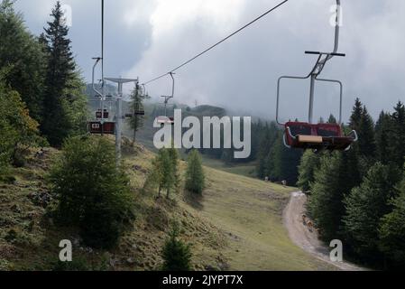 Leerer Sessellift im Skigebiet, im Sommer Velika Planina, Slowenien Stockfoto
