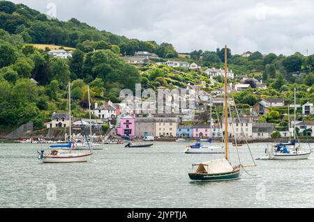 Dittisham, South Devon, Großbritannien. 25.. Juli 2022. Blick auf Dittisham, das hübsche Dorf am Flussufer am Westufer des River Dart. Dittisham ist bei den Einheimischen als Ditsum bekannt. Es ist ein beliebter Ort, um Kinder zum Krabbenfischen zu bringen. Quelle: Maureen McLean/Alamy Stockfoto