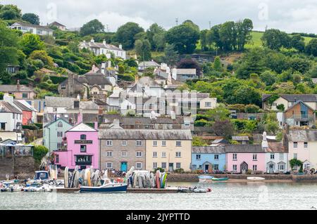 Dittisham, South Devon, Großbritannien. 25.. Juli 2022. Blick auf Dittisham, das hübsche Dorf am Flussufer am Westufer des River Dart. Dittisham ist bei den Einheimischen als Ditsum bekannt. Es ist ein beliebter Ort, um Kinder zum Krabbenfischen zu bringen. Quelle: Maureen McLean/Alamy Stockfoto