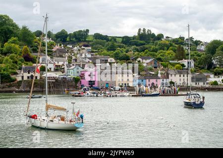 Dittisham, South Devon, Großbritannien. 25.. Juli 2022. Blick auf Dittisham, das hübsche Dorf am Flussufer am Westufer des River Dart. Dittisham ist bei den Einheimischen als Ditsum bekannt. Es ist ein beliebter Ort, um Kinder zum Krabbenfischen zu bringen. Quelle: Maureen McLean/Alamy Stockfoto