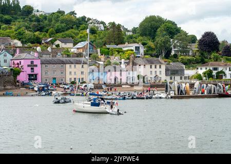 Dittisham, South Devon, Großbritannien. 25.. Juli 2022. Blick auf Dittisham, das hübsche Dorf am Flussufer am Westufer des River Dart. Dittisham ist bei den Einheimischen als Ditsum bekannt. Es ist ein beliebter Ort, um Kinder zum Krabbenfischen zu bringen. Quelle: Maureen McLean/Alamy Stockfoto