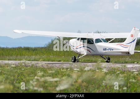 Wangen-Lachen, Schweiz, 31. Juli 2022 Reims Cessna 172P das Propellerflugzeug Skyhawk II landet auf einem kleinen Flugplatz Stockfoto