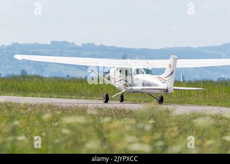 Wangen-Lachen, Schweiz, 31. Juli 2022 Reims Cessna 172P das Propellerflugzeug Skyhawk II landet auf einem kleinen Flugplatz Stockfoto