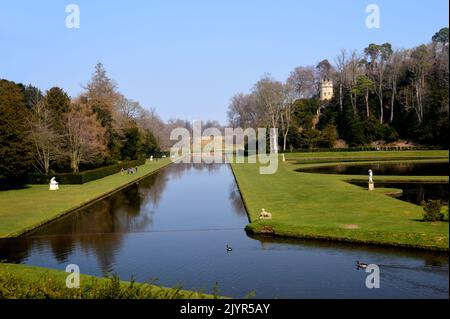 Der Octagon Tower (Folly) & Statuen am Lower Canal bei Fountains Abbey und Studley Royal Water Garden, North Yorkshire, England, Großbritannien. Stockfoto